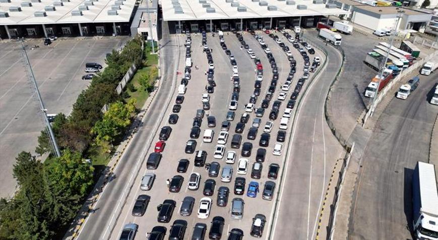 Edirne’deki kapılarda gurbetçi yoğunluğu Milyonlarca kişi geçiş yaptı