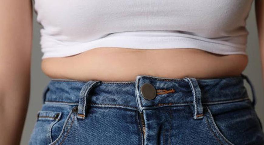 Çeken kıyafetleri eski haline getiriyor 1 yemek kaşığı ılık suya ekleyin