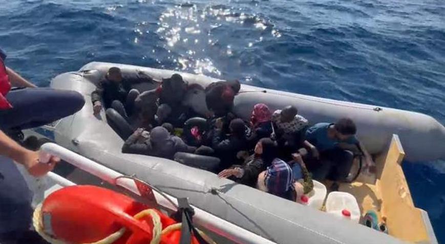 İzmirde düzensiz göçmenler yakalandı 17si çocuk 41 kişi karaya çıkarıldı