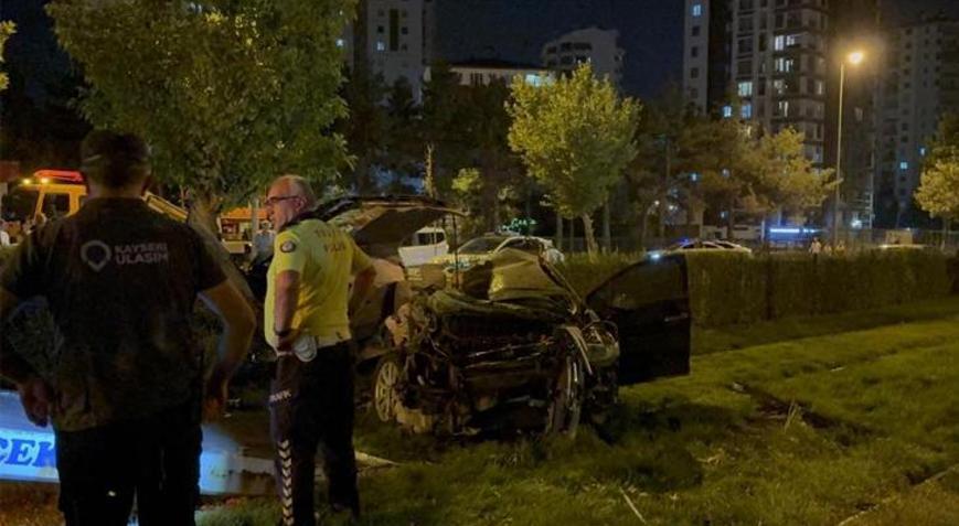 Kayseride korkunç kaza Otomobil tramvay yoluna uçtu hurdaya döndü