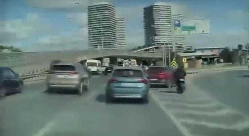 İstanbul- Şişlide sapağa geç giren otomobile motosiklet çarptı