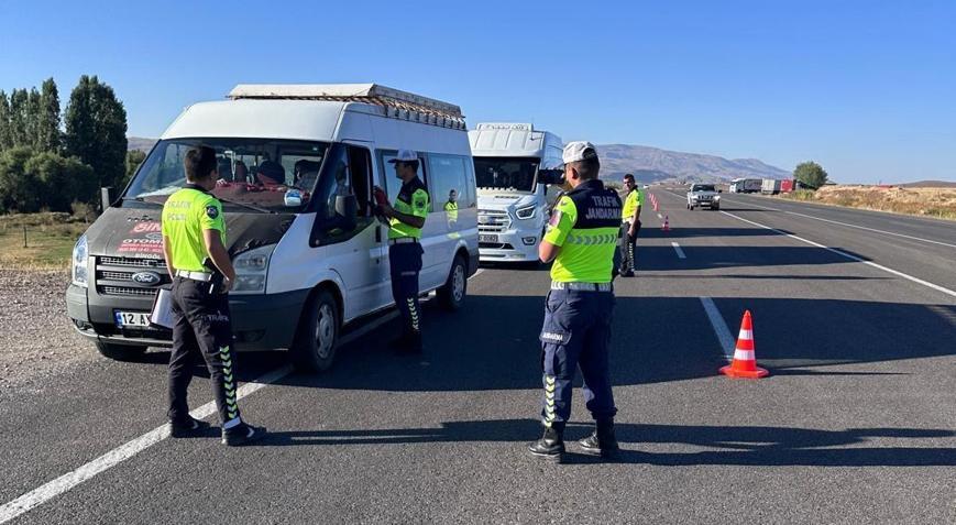 Karlıova’da servis araçları denetlendi