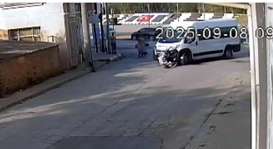 Okul yolunda servis minibüsünün çarptığı anne- oğul yaralandı; kaza kamerada
