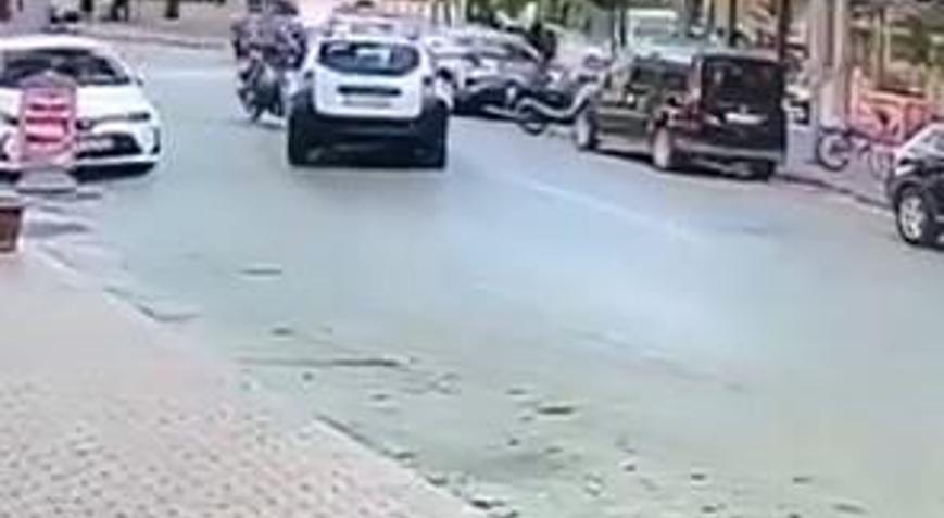 Otomobil ile çarpışan motosikletin sürücüsü metrelerce yükseğe savruldu; kaza anı kamerada