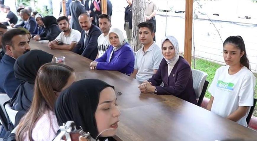 Bakan Göktaş, Şehit Aybüke Yalçın’ın öğrencileri ve meslektaşlarıyla Batman’da buluştu