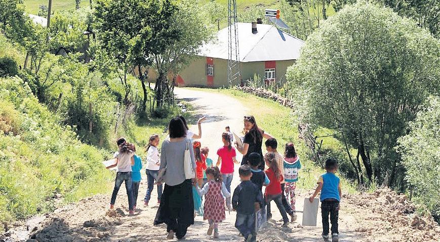 Orada bir köy öğretmeni var uzakta... Bir okulun her şeyi