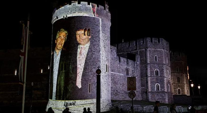 İngiltere’de Trump’a şok karşılama Kalenin duvarlarına Epstein ile fotoğrafları yansıtıldı