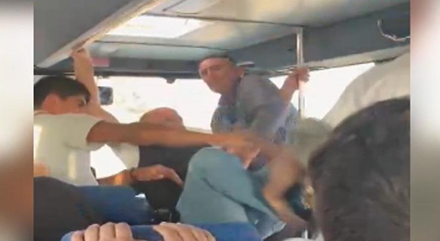 Elazığ’da halk otobüsünde tekmeli yumruklu kavga kamerada