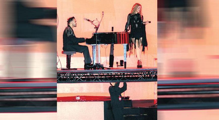 Aşıklar piyanoyla uçtu