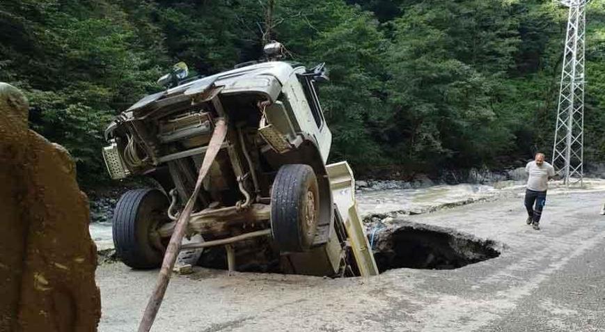 Artvinde faciadan dönüldü Yol onarım sırasında kamyon göçüğe düştü