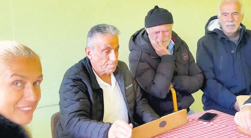 Kahvede okey oynadı