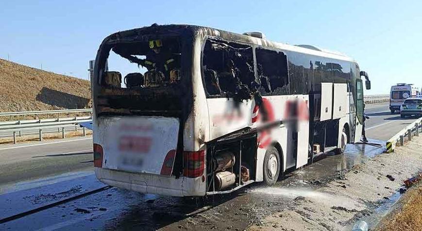 Aydında dehşet anları Seyir halindeki yolcu otobüsü alev alev yandı