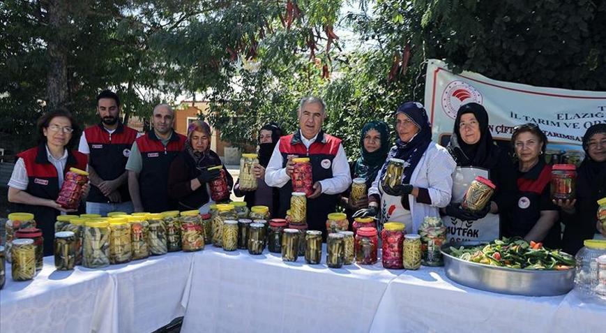 Kadın çiftçiler ürettikleri sebzeyi turşuya dönüştürerek gelir elde ediyor