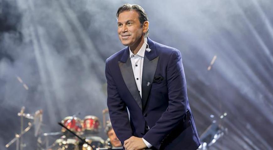 Dünyaca ünlü sanatçı Mario Frangoulis, Harbiyede 5 bin kişiye 5 dilde şarkı söyledi