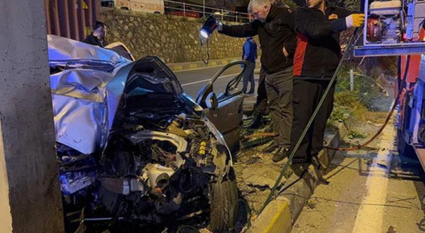 Üst geçit ayağına çarpan otomobil hurdaya döndü: 2 ölü