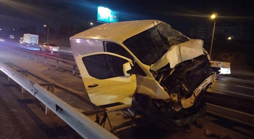 TEM Otoyolunda korkunç kaza: Panelvan bariyere girdi, 1 yaralı