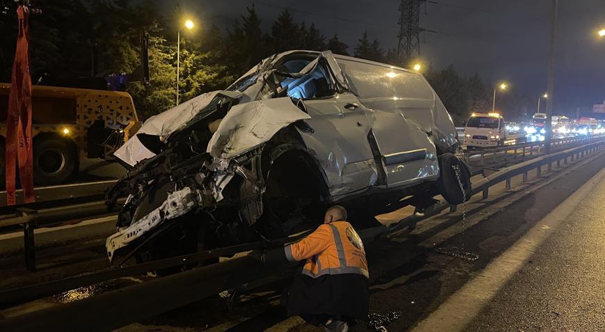 İstanbul- Ümraniyede, bariyerlere çıkan hafif ticari aracın sürücüsü yaralandı