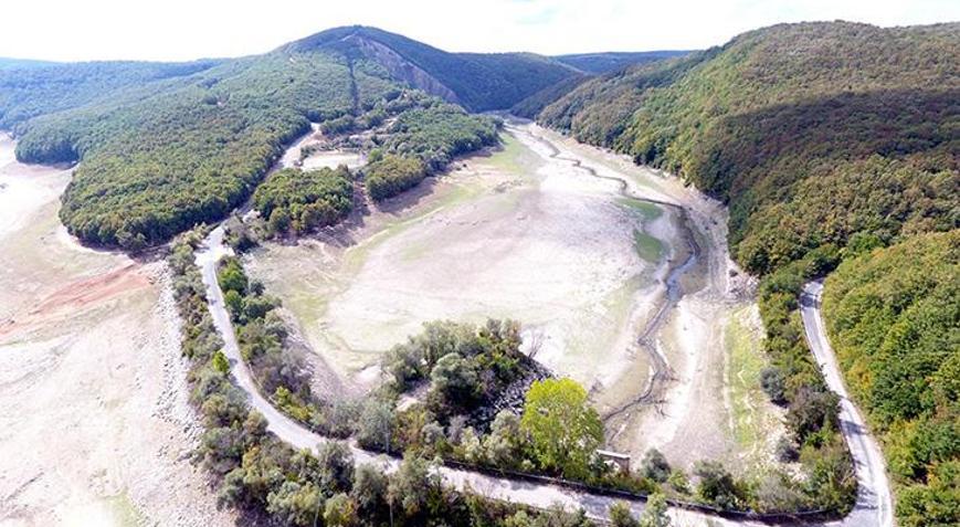 İstanbulun suyunu karşılayan barajlar dip seviyeyi gördü