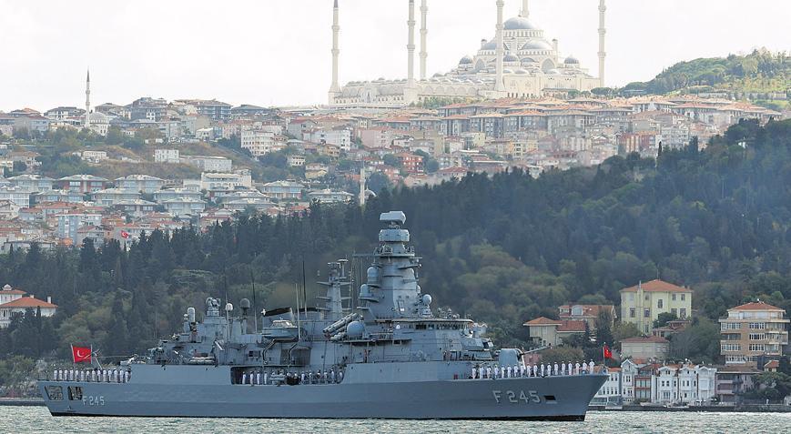 Boğaz’da görkemli geçit