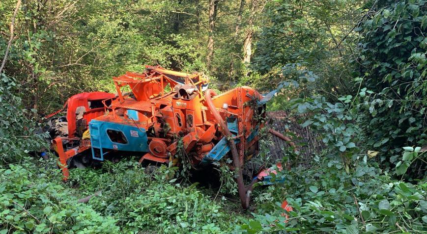 Uçuruma yuvarlanan kamyonun şoförü öldü