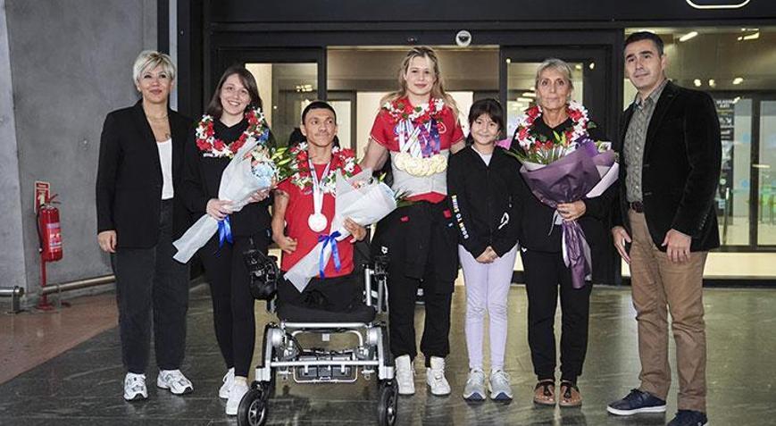 Milli para yüzücüler, Türkiyeye geri döndü