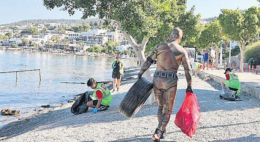 Denizden 2.5 saatte 350 kg atık toplandı