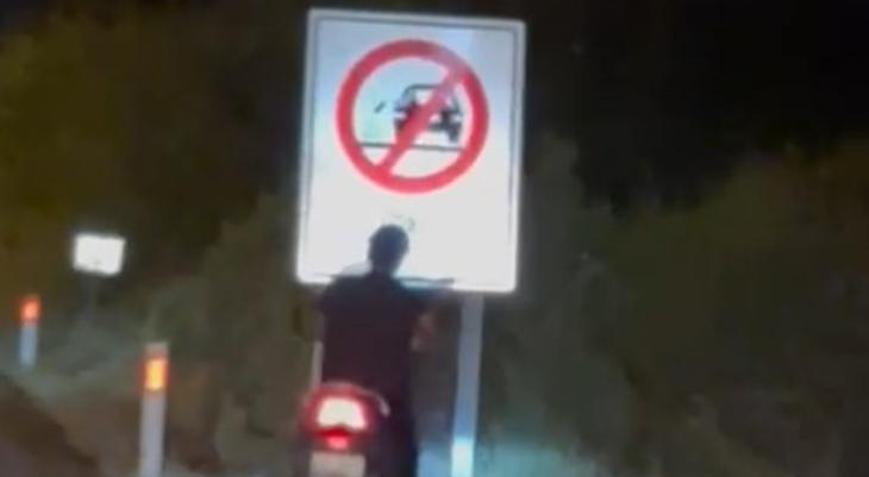 Böyle kaza görülmedi Motosiklet sürücüsü çöp atma levhasına kafasını çarptı