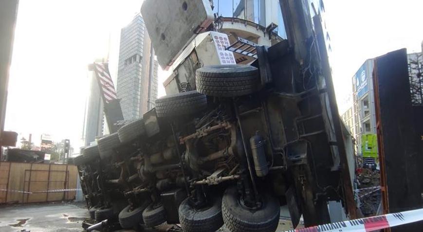 Mecidiyeköyde 50 metre yükseklikten vinç devrildi