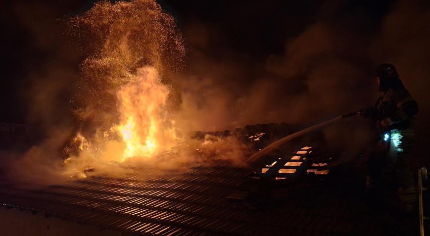 Bursada oto yedek parça dükkanında yangın; 4 iş yeri hasar gördü