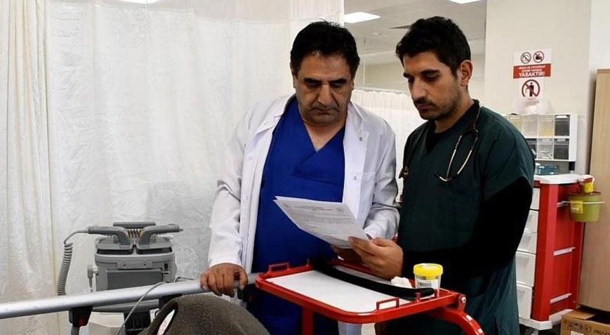 24 yıllık cerrah ile oğlu aynı hastanede ‘Birisi doktor oldu, biri olmak üzere, yeğenim de buraya’