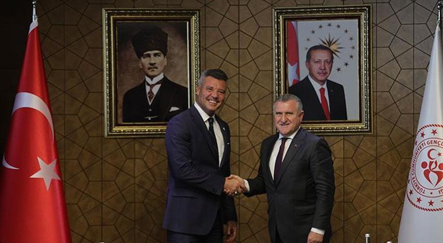 Spor Bakanı Osman Aşkın Bak, Fenerbahçe yönetimini kabul etti