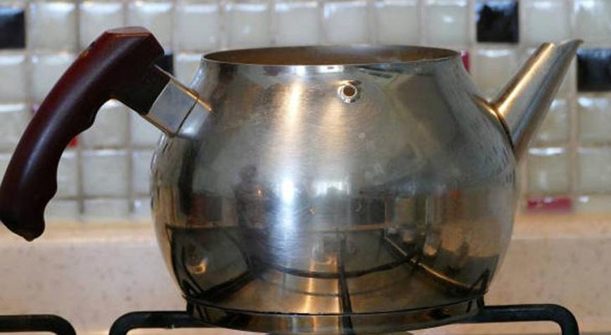 Çaydanlıkları pırıl pırıl yapan yöntem Yanık lekelerini temizliyor