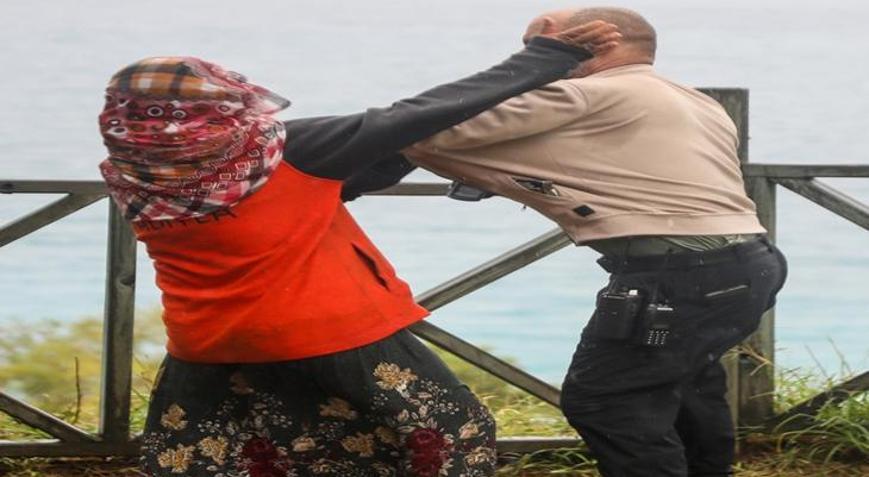 Mahsur kaldığı falezlerden kurtarıldı, gazetecilere saldırdı