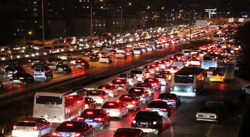 İstanbulda akşam saatlerinde yoğun trafik yaşanıyor