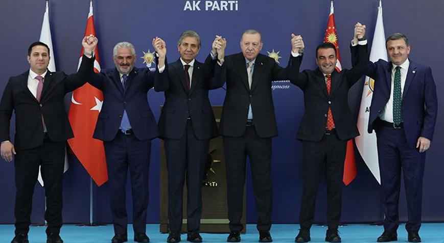7 belediye başkanı AK Partiye katıldı Rozetlerini Cumhurbaşkanı Erdoğan taktı
