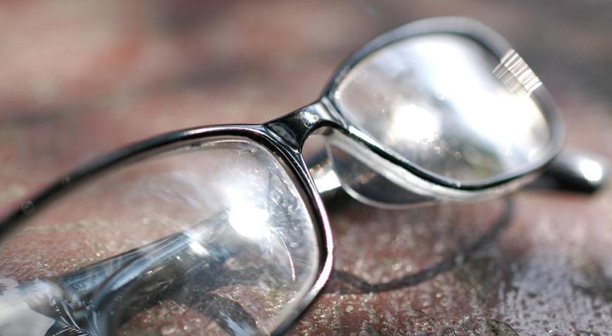 Gözlük camını temizleme yöntemi Çizikleri gideriyor