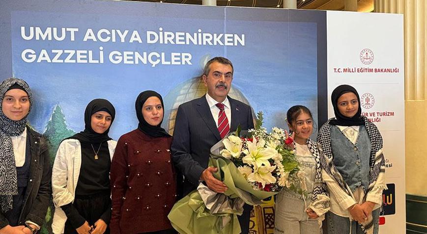 Milli Eğitim Bakanı Tekin, Filistinli öğrencilerin resim sergisini gezdi