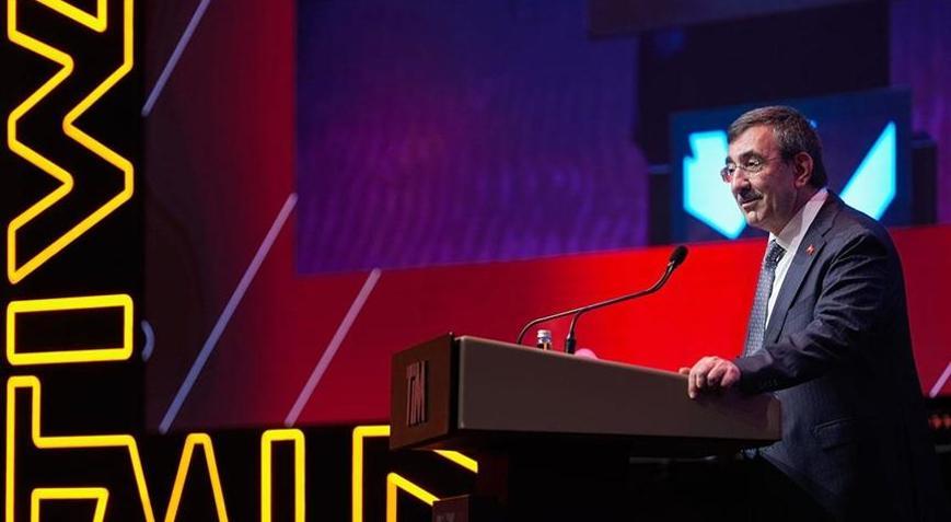 Dünya ekonomisi yönünü ararken Türkiye kararlılıkla yoluna devam ediyor