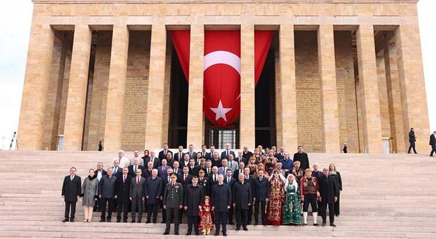 Vali Şahin, Ankaranın başkent oluşunun 102. yılı dolayısıyla Anıtkabiri ziyaret etti