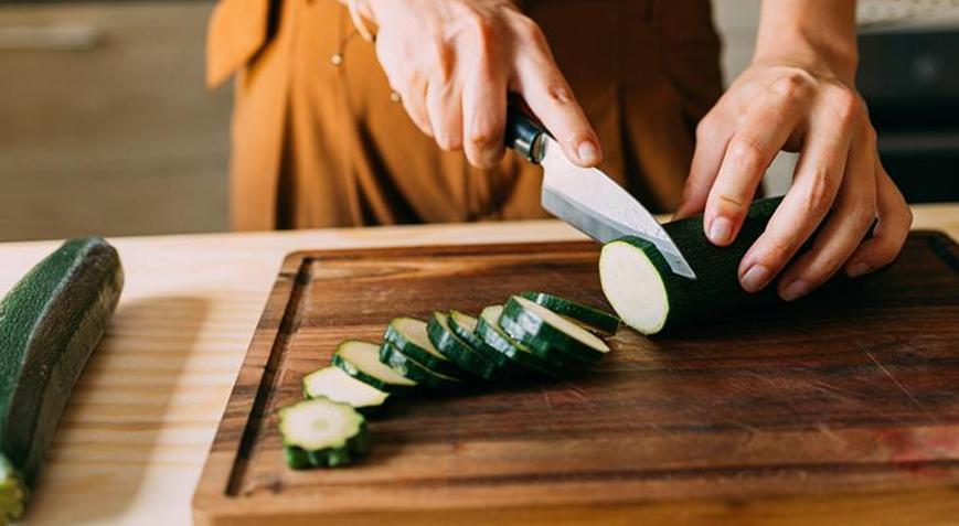 Kör bıçakları keskinleştiriyor Özel aletlere gerek yok, yemek tabağı yeterli