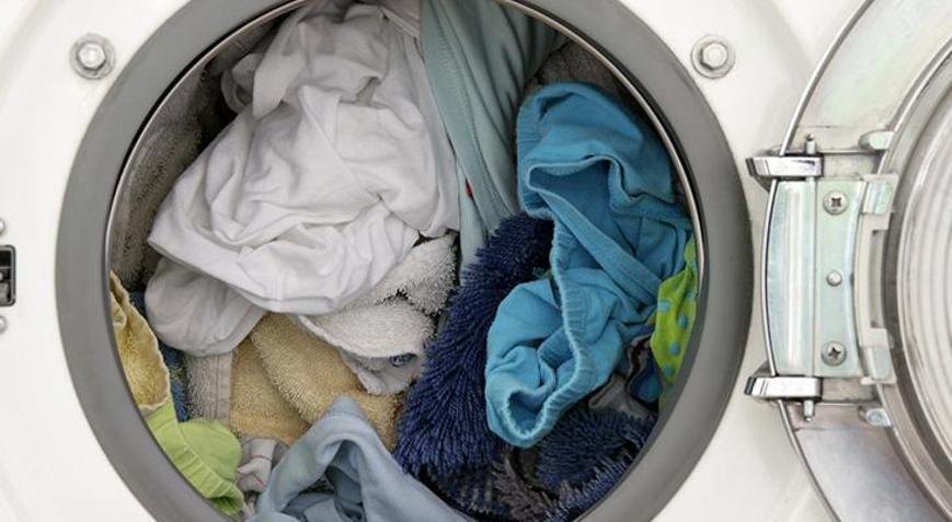 Çamaşırların rengini koruyan yıkama tekniği Kıyafetlerin rengi solmuyor