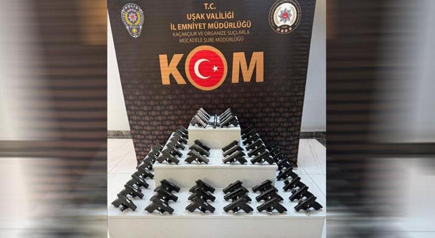 Uşakta polisi bile şaşırtan olay 55 ruhsatsız tabanca ele geçirildi