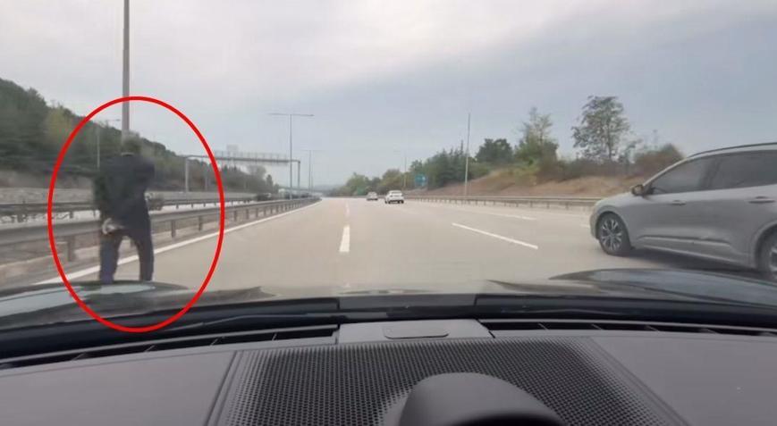 Otoyolda yürüyen yaya, sürücünün dikkati sayesinde kurtuldu; o anlar kamerada