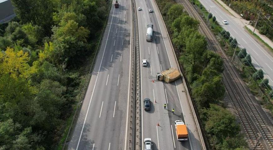 Anadolu Otoyolunda feci kaza: Kontrolden çıkan kamyonet yan yattı