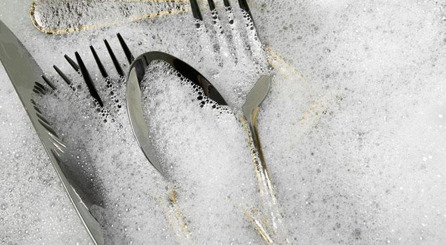 Matlaşan çatal, kaşık ve bıçakların kurtarıcısı Işıl ışıl yapıyor