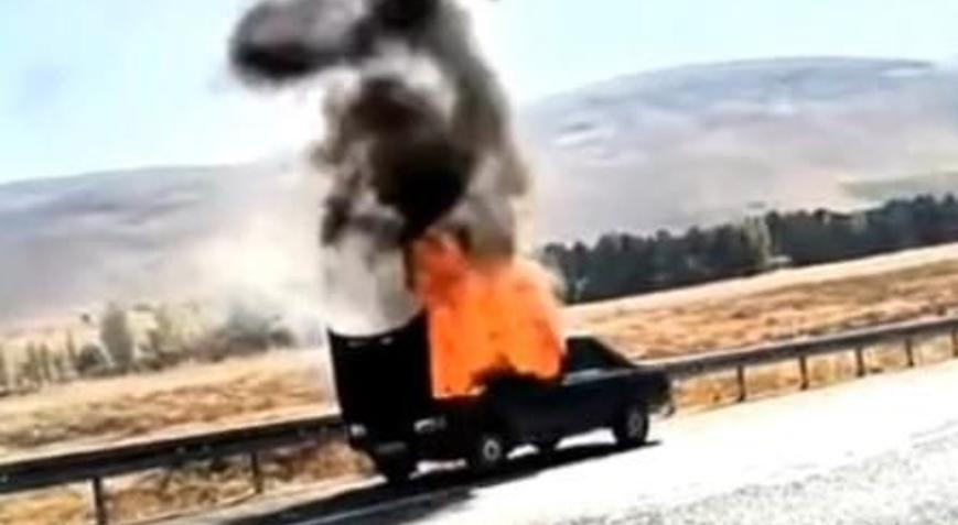 Seyir halinde alev alan otomobil yandı