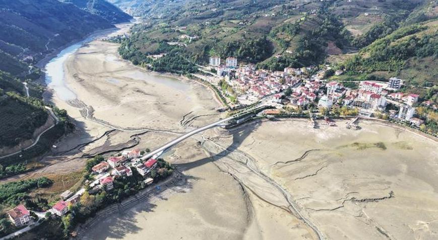 Saklı Cennet’in suları çekildi Sığ göl ölü toprak