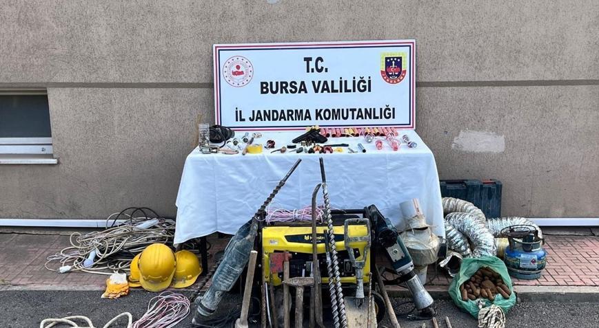 Ormanda kaçak kazı yapan 9 kişi suçüstü yakalandı