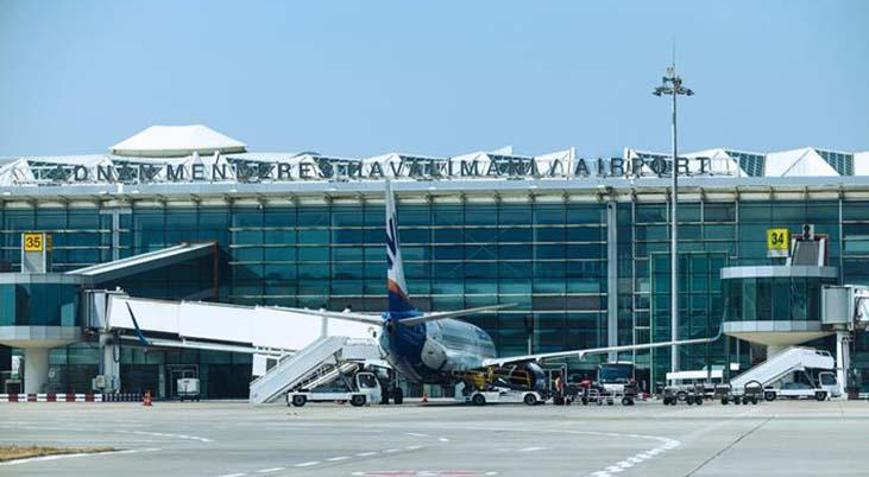 İzmir’de servis aracı devrildi Havalimanı personelleri yaralandı