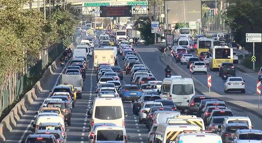 İstanbulda haftanın ilk iş gününde trafik yoğunluğu Yüzde 71e çıktı